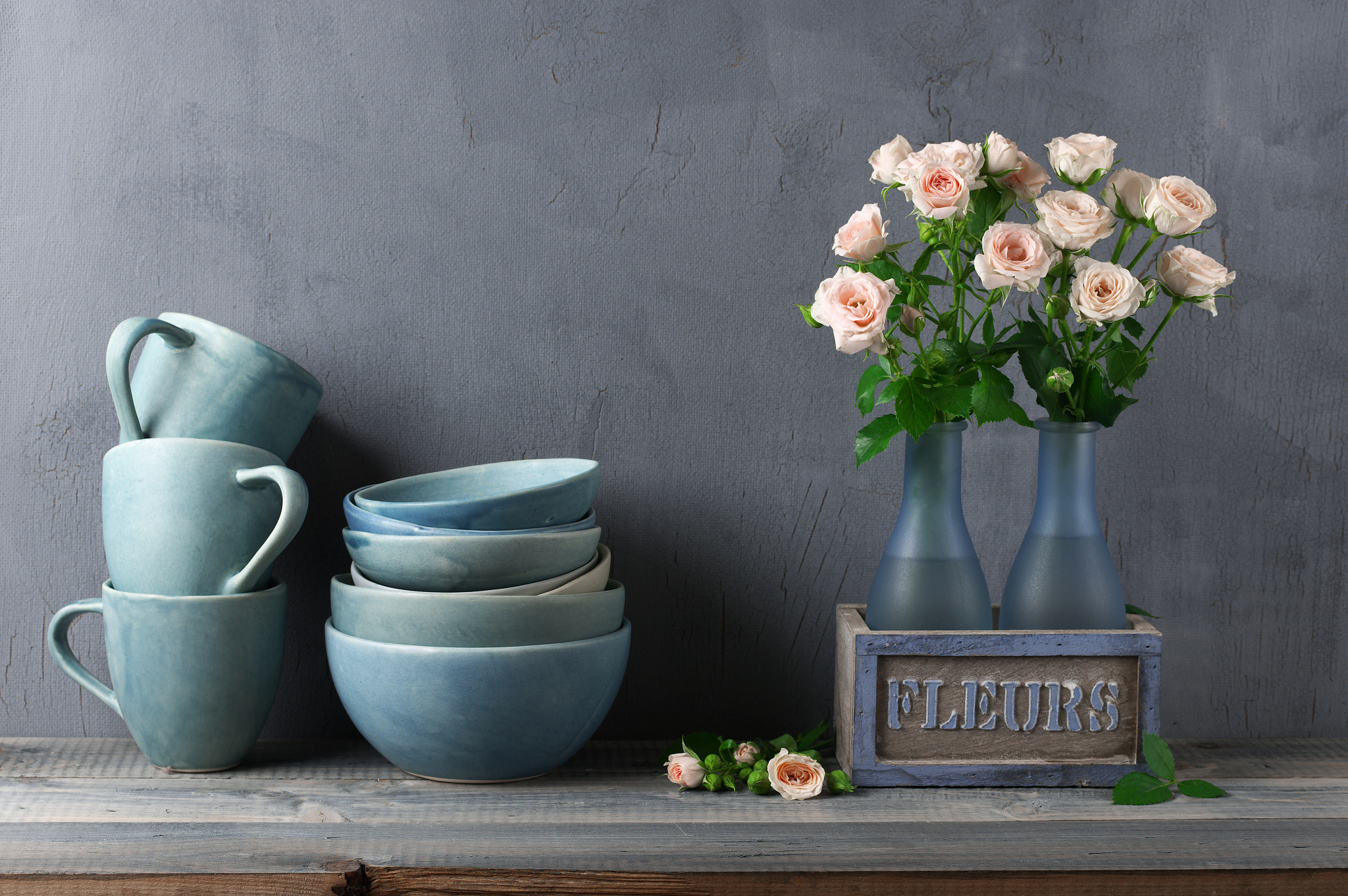 crocery and roses bouquet