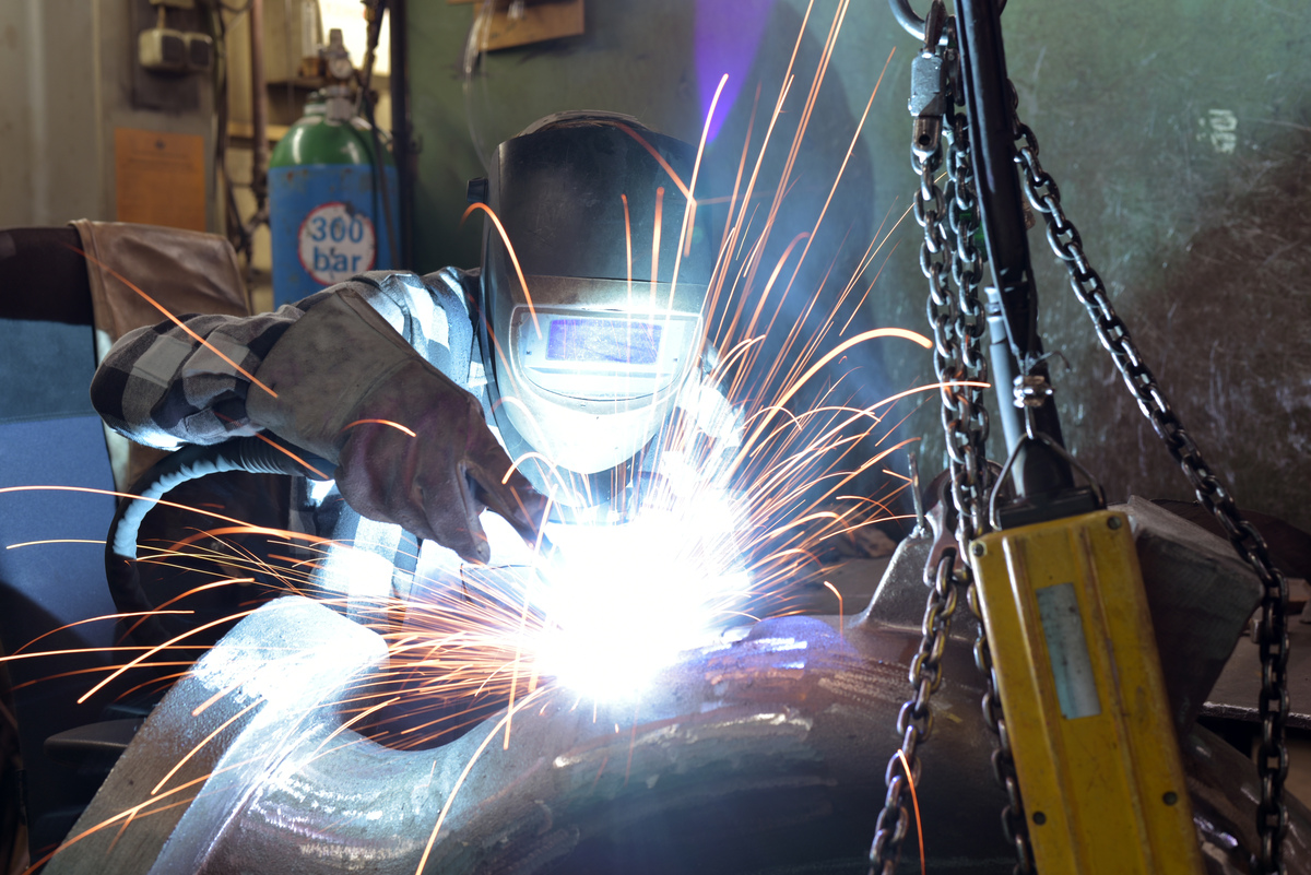 焊接技术概述：原理、类型、安全及操作指南