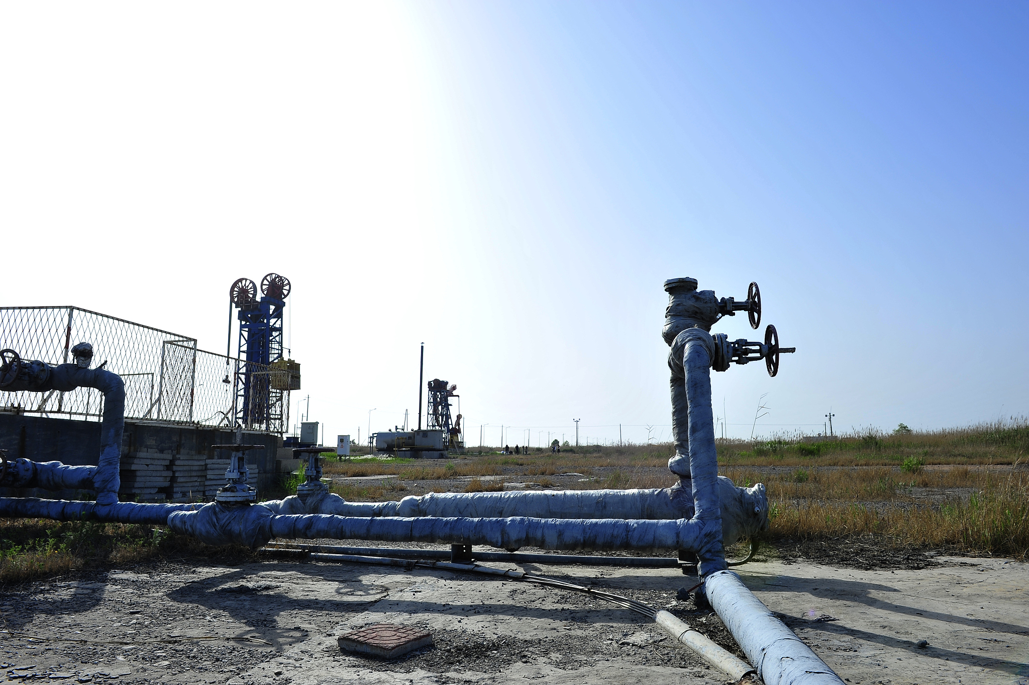 改写：在农业方面阀门是不可缺少的基础设备之一可以加强农业机械化建设提高灌溉系统提升农产品质量。在工业方面阀门是发展与建设的主导例如钢铁厂、发电厂、化工厂、农药厂等这些厂区都需要阀门来控制各种各样的管路以此输送所需的流体介质以及工业废水的沉降与排放。在国防尖端科技方面火箭、航天装置、洲际导弹等都需要提供特殊阀门保证正常工作。在交通工具和人类住所方面汽车、高铁、飞机等交通工具以及人类住所的采暖、饮用水