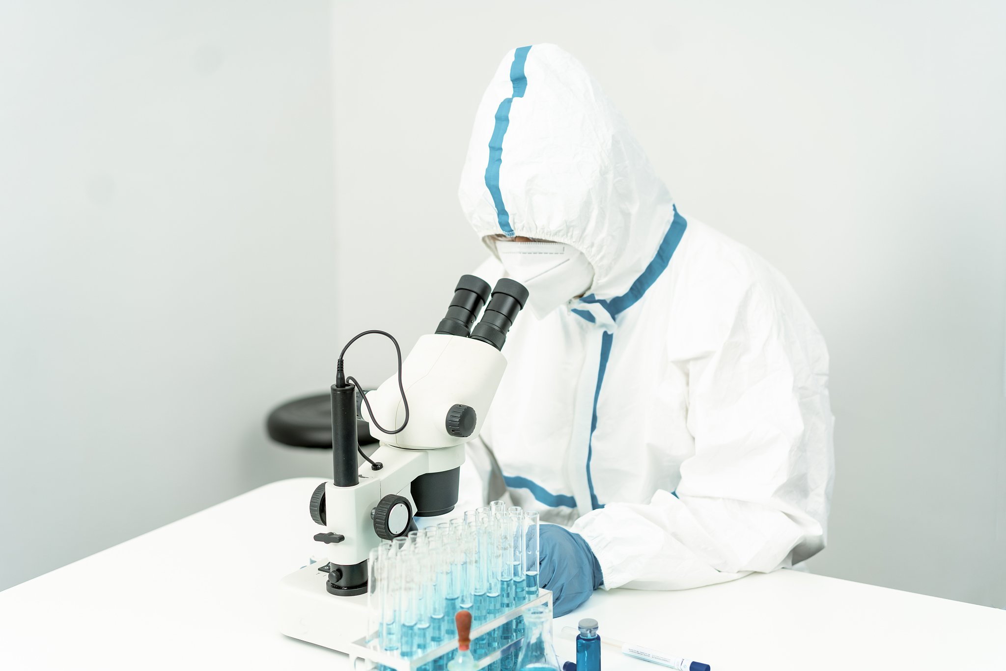 一个科学家在做实验
