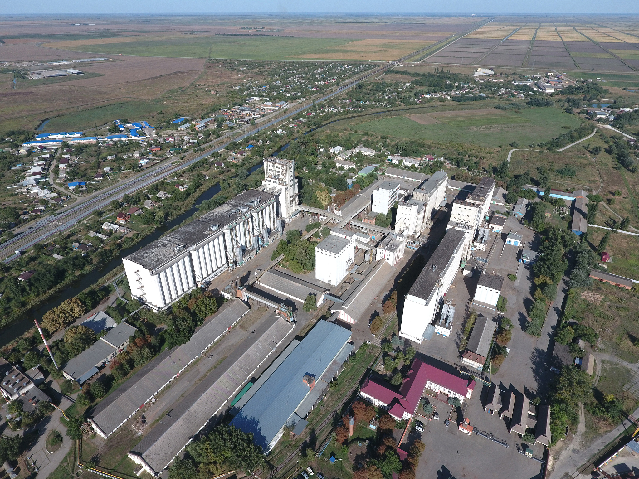 撰写一篇关于一种振动技术应用在电梯制动器故障诊断监测装置实用新型专利传感器的选择原则、振动信号采集结构图数据处理过程、波形分析、特征提取算法、故障诊断算法模型的新型实用专利详细内容