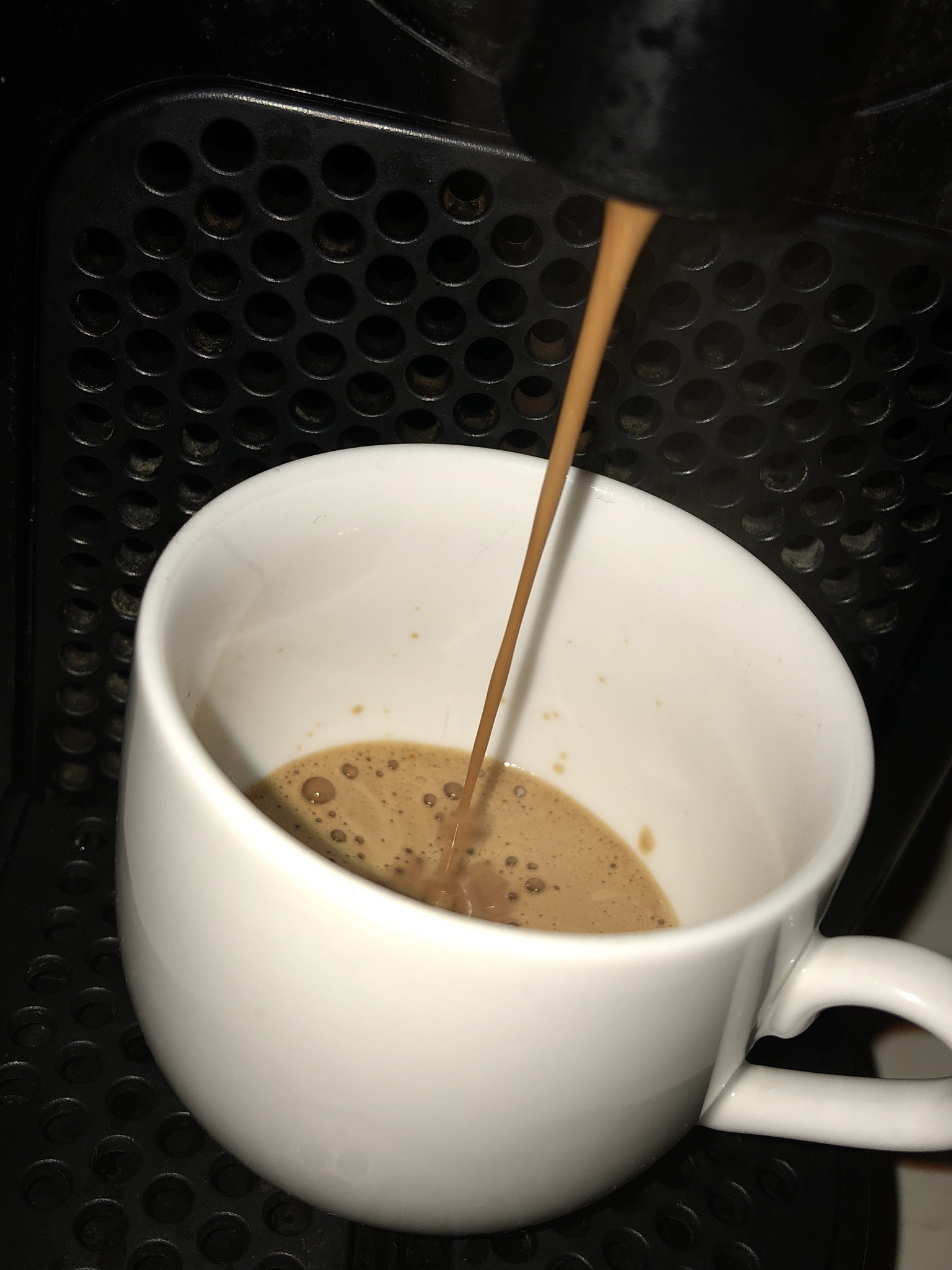 我想给大家录制一个《手冲咖啡入门》视频专辑，请帮我写一下第二集视频文稿，主要内容是给大家介绍日常所见咖啡种类速溶咖啡、浓缩咖啡（摩卡、卡布奇洛、拿铁、美式）、挂耳咖啡、手冲咖啡之间的区别以及产生区别的原因，重点突出手冲咖啡的优势。