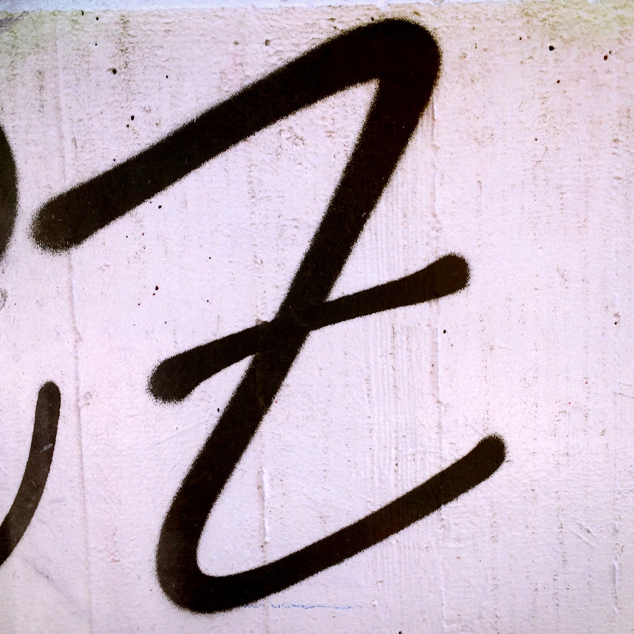 deta<strong>i</strong>l shot of text on white surface