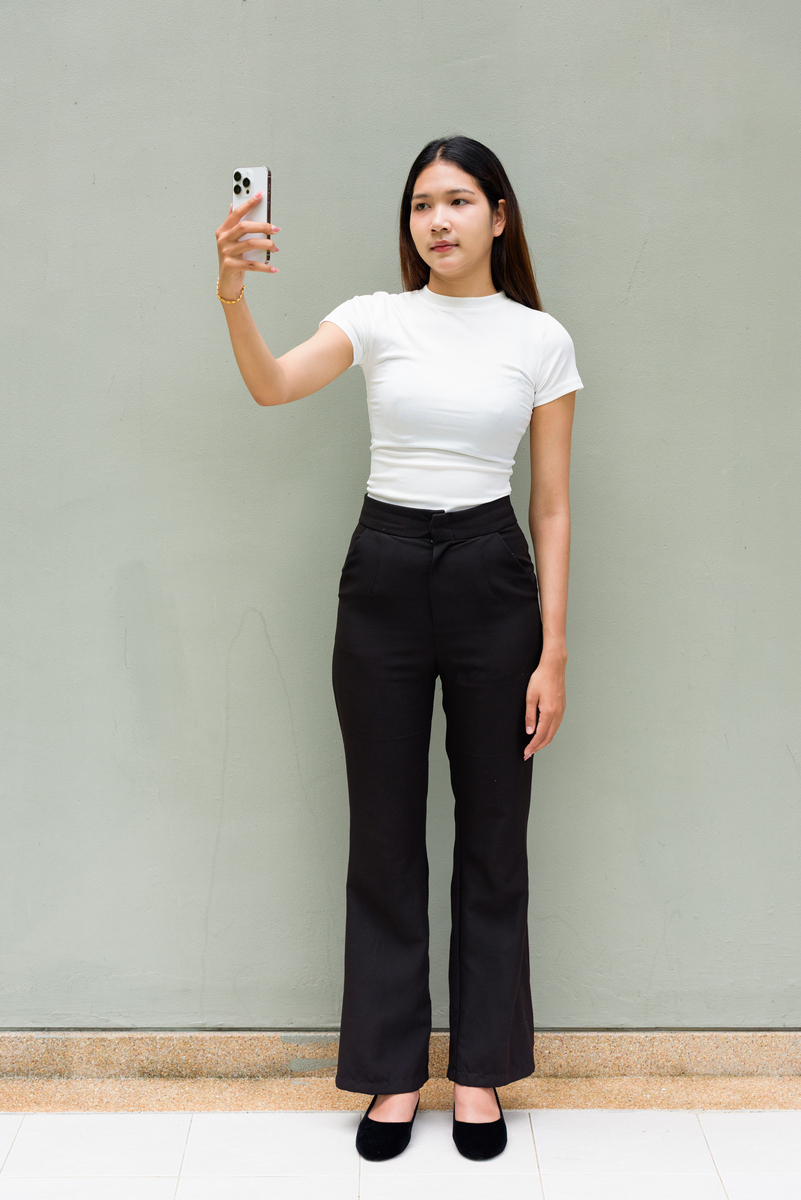 开叉直筒裤：时尚舒适，百搭不挑人