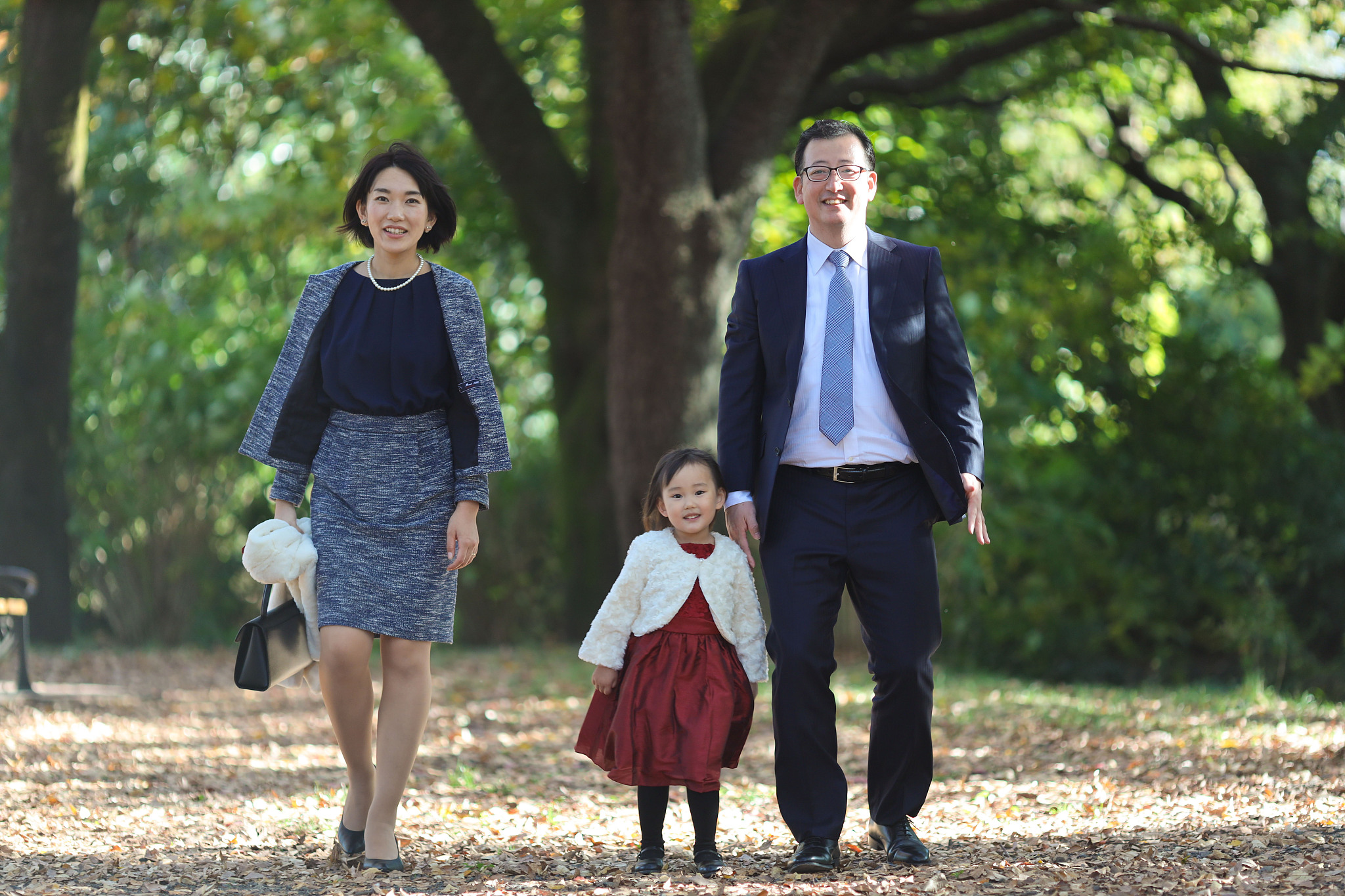 japanese parents with their daughter at shichi go san celebratio