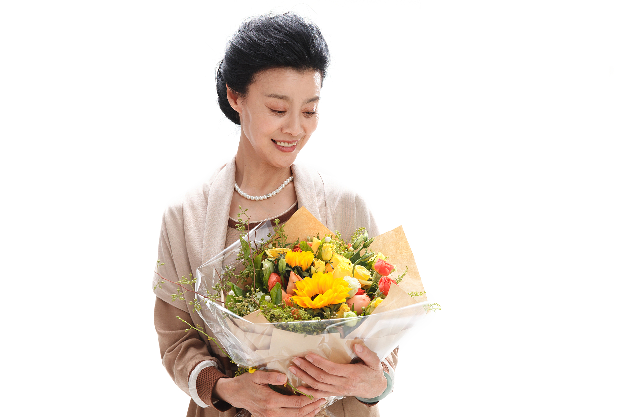 手拿鲜花的优雅女士