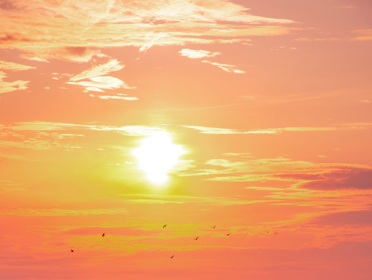 火烧云：夕阳下的壮丽奇观 - 成因、规律和意义