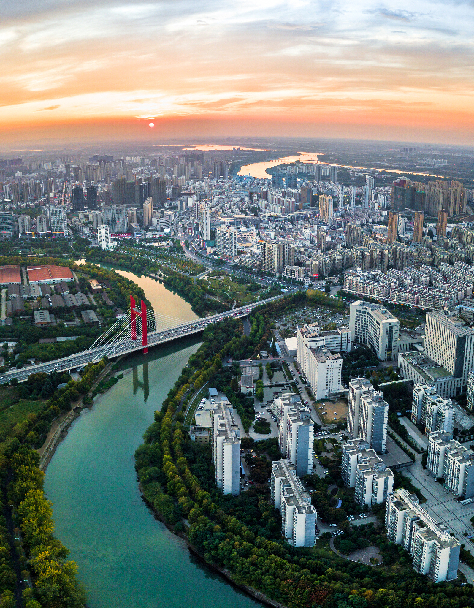 城市与河