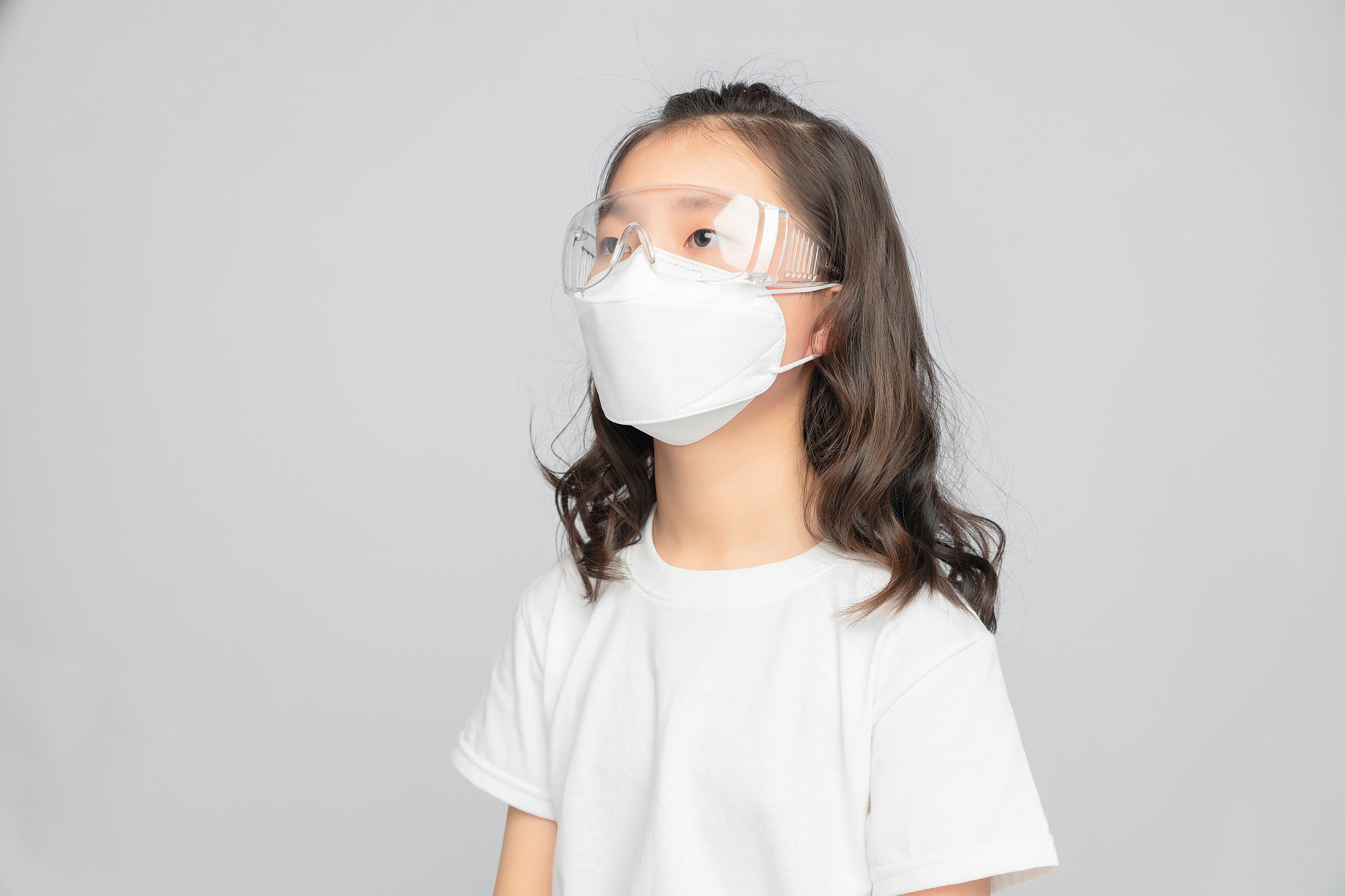 灰色背景里的亚洲小学女生