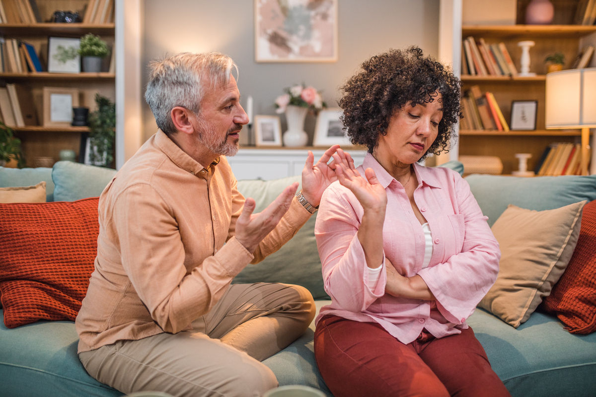 使用情感博主的口吻写篇300字短视频文案：如何处理情侣间的不信任感