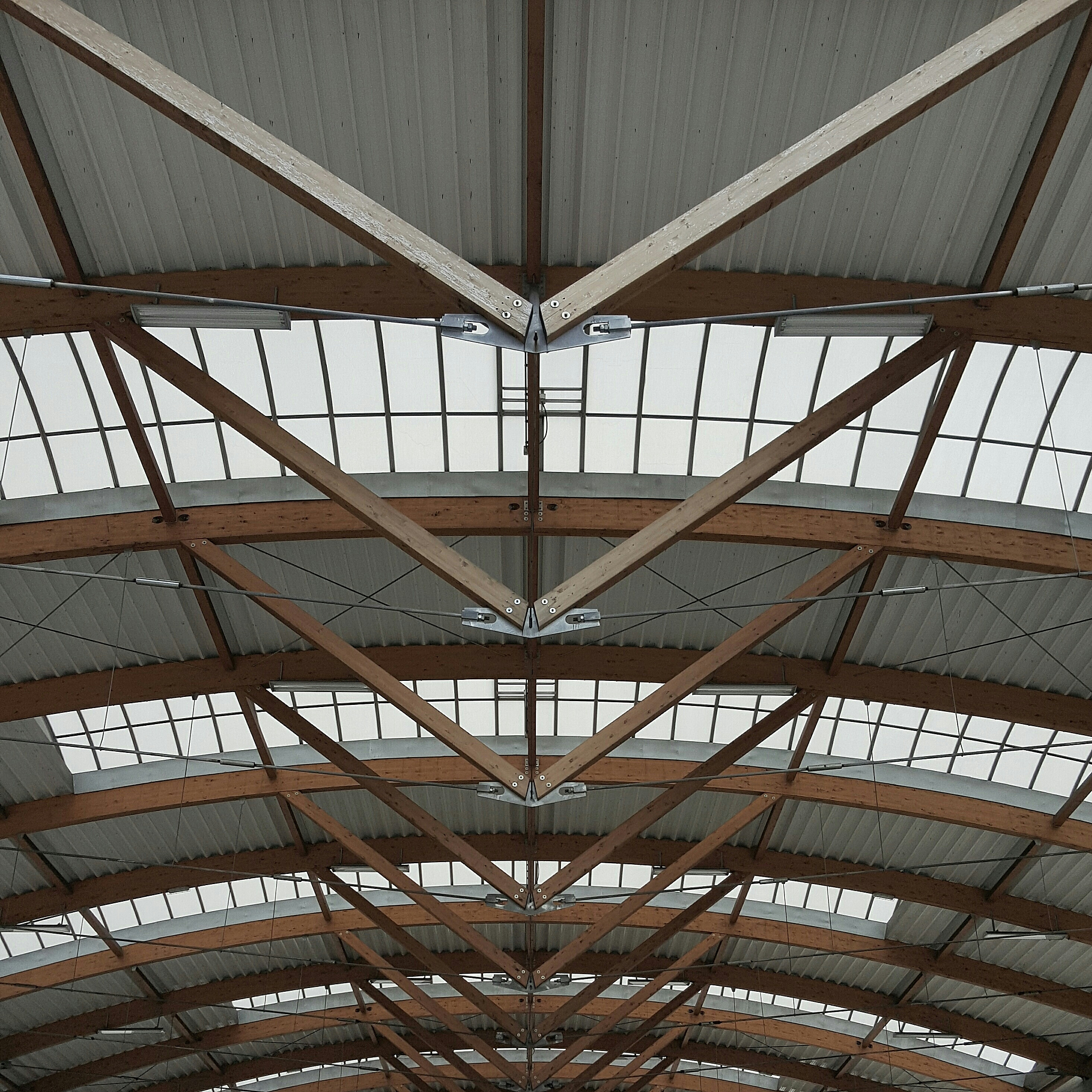 写一篇上海卢班通风在工业厂房上安装圆拱型侧开排烟天窗的文章