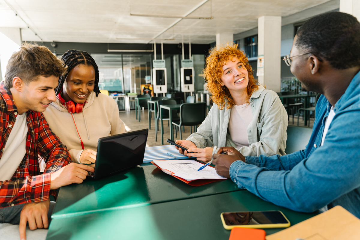 英语作文作为校报记者通过采访校长报道学校食堂学生工罢工情况以下是采访内容：显而易见罢工已经持续了很长时间影响了学校的正常运行。 It is obvious that the strike has been lasting for a long time which has affected the normal operation of the school 很明显学生工并不需要更高的工资因为他们