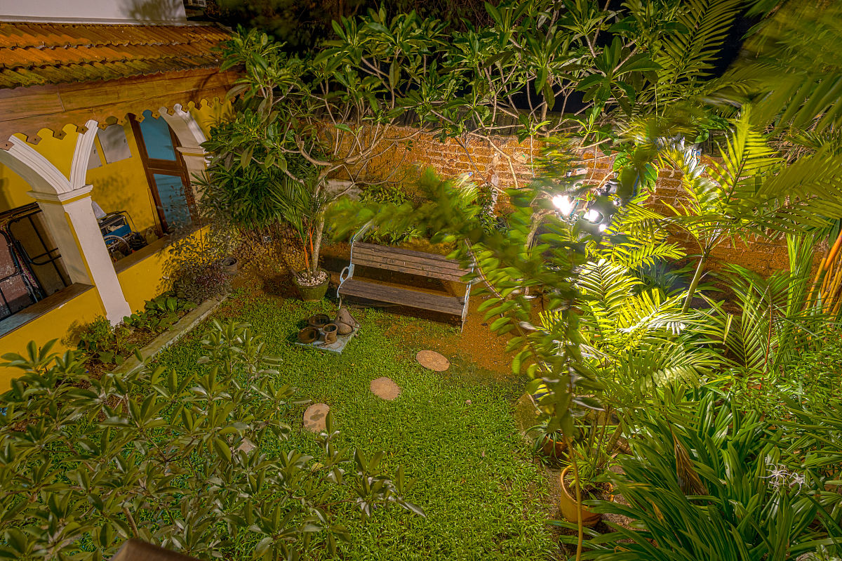 From the Bacchus Garden to the Three Wonders of the Book House Text EnglishFrom Herbs to Sanweishuwu English text Behind my house there is a large park according to legend called Baicao garden It is s