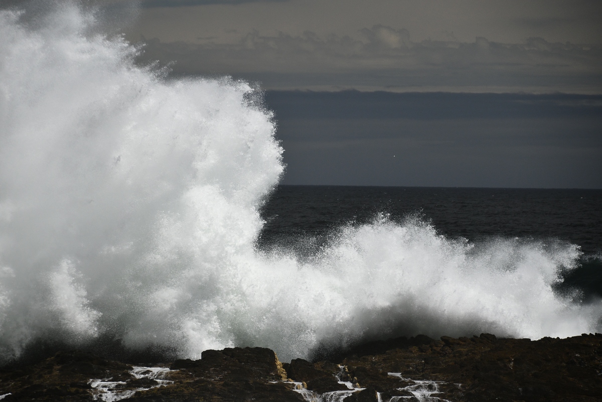 汹涌海浪的英文表达：8种生动描述