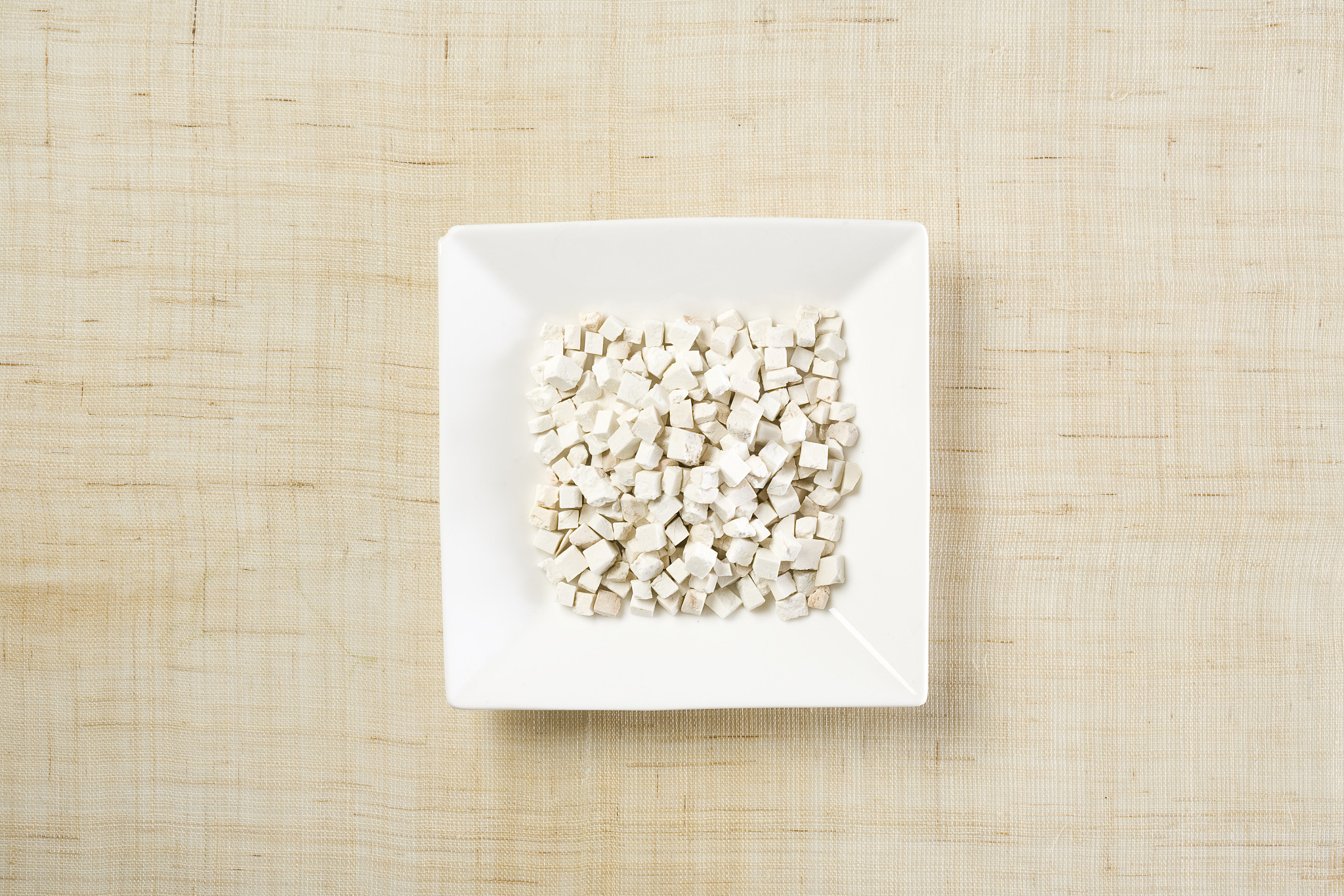 你是小红书养生博主写一篇内容关于女生气血不足的6个症状以及补气血的6个小技巧。标题不超过18字需要emoji表情。内容500字标题和内容要吸引人文字贴近小红书博主风格适当使用emoji表情