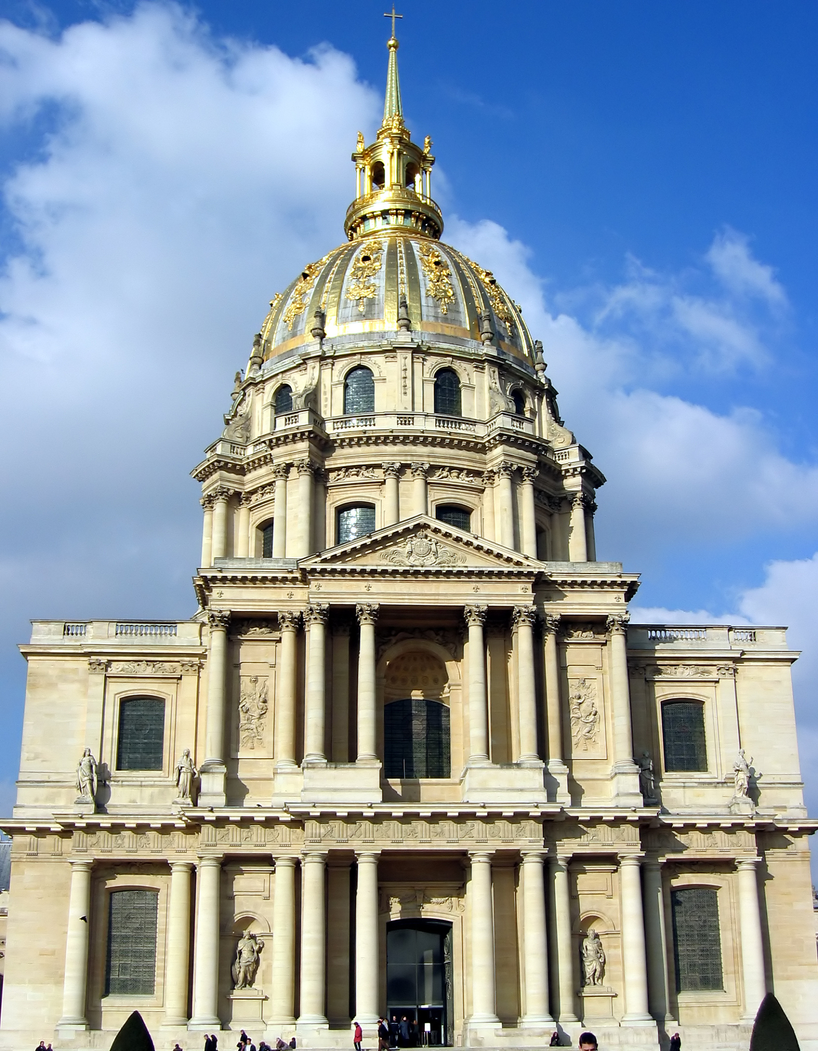 20世纪中西方建筑在建筑形式和建筑特征上的区别不少于1200字