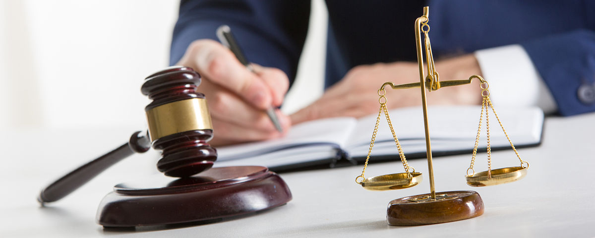 搜下相关资料：《国际工程项目法律与风险管理手册》，为国际工程项目的风险管理提供指导；编制工程管理人员法律与合同基础知识手册，增强工程管理人员风险防控能力