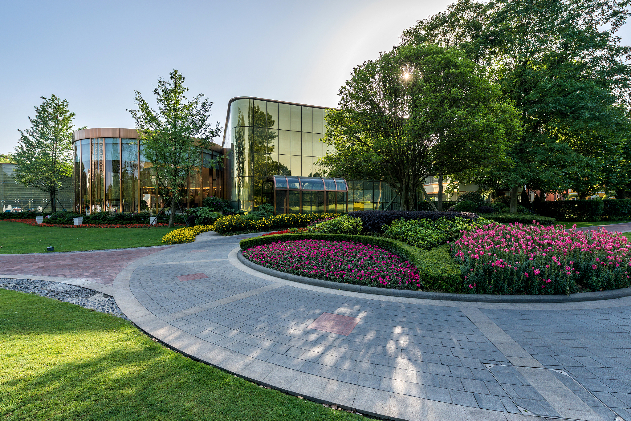 写一个四川商业街园林景观设计场地空间思考