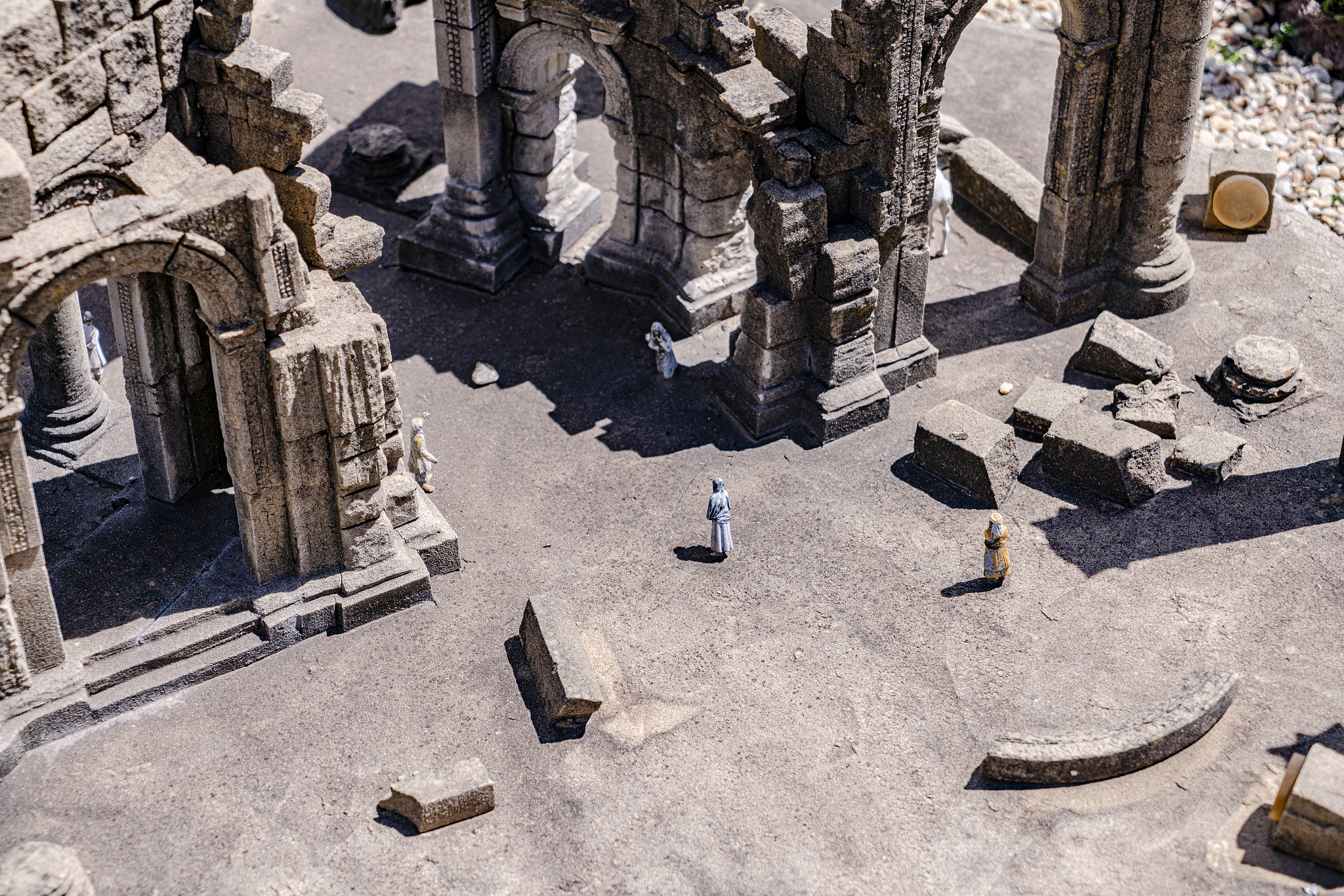 描述一个塔防游戏里面的炮塔的外观英文