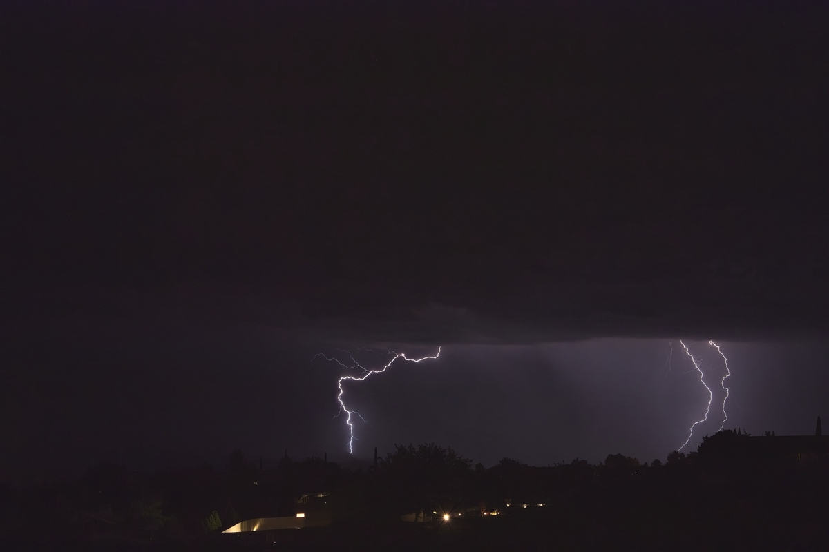 雷雨：天气现象、闪电与降雨