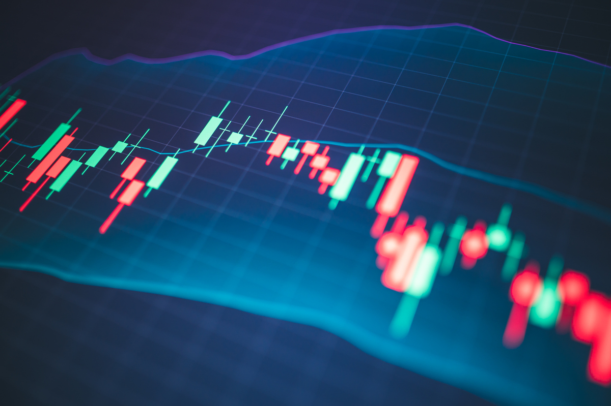 你是一名股票评论家请帮忙根据文章的观点重写文章要求字数不减逻辑通顺以下是原文：今天AI集体退潮能预判吗？当然能可见周日晚上写的思路。压迫多年的怒吼韩山童来了！前文已明确提醒散户见到百亿成交散户即可收割游资和机构！现在回头看三六零是不是非常经典的案例。当天成交百亿即见顶你懂节奏就能战胜机构和游资。盘中还有很多大票如工业富联午后跳水太正常了获利盘过多随便一个消息就能让里面的人出逃。突发跳水的原因可能很