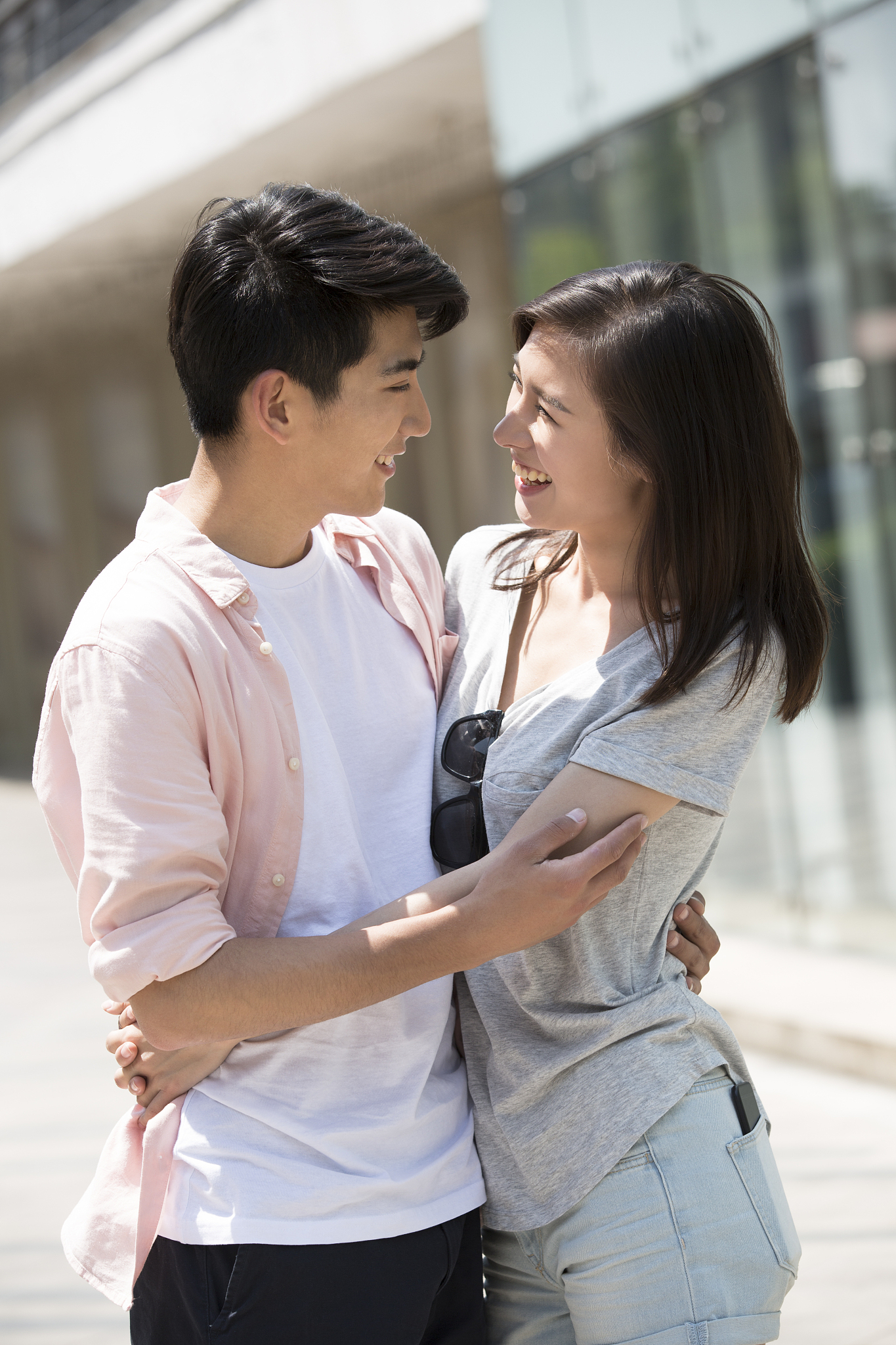 男朋友都爱搂女朋友肩膀吗，