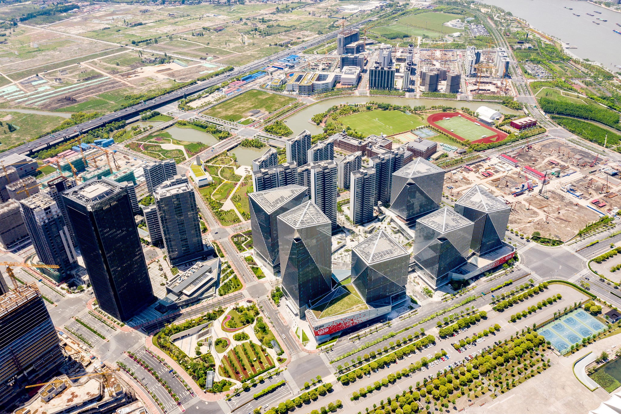 一段不少于一百二十个字的话帮我写宁波市前湾新社会文化专题屏的功能概述为住建局提供参考；并详细分析前湾新区社会文化相关的指标分五类指标每类指标不少于三个。