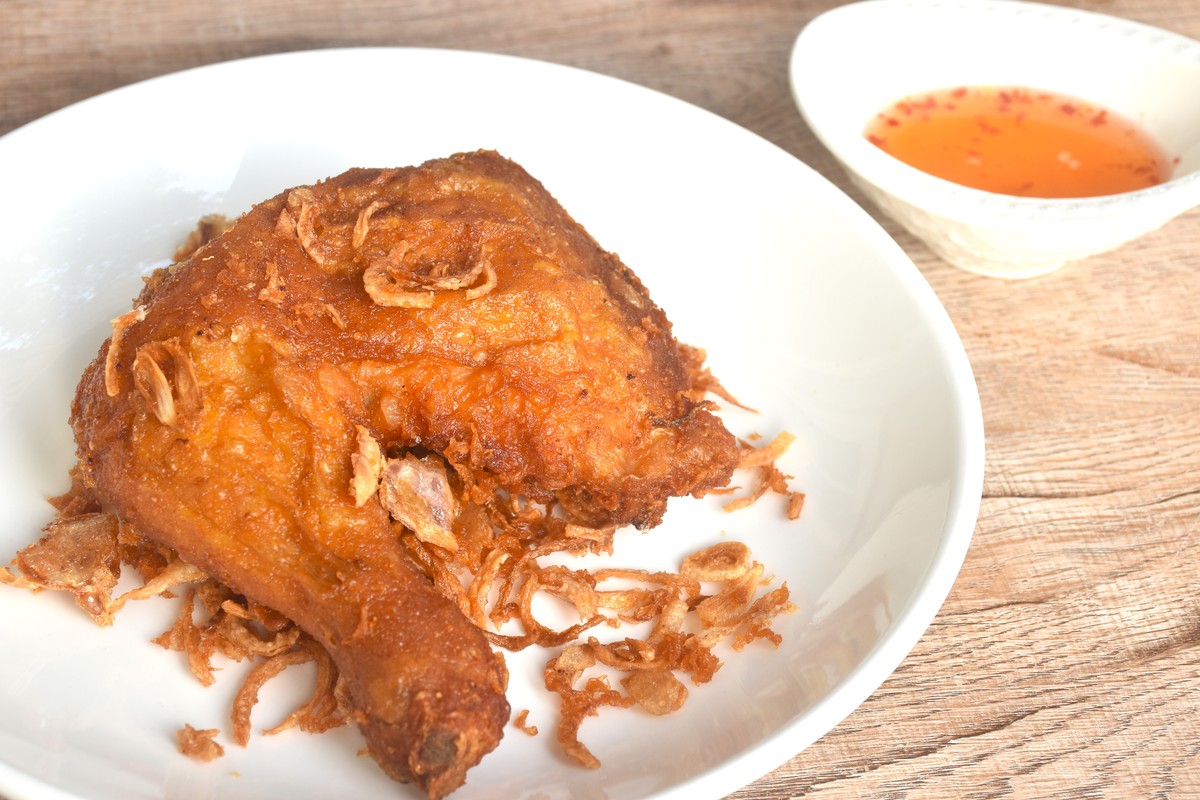 酥脆炸鸡排,配以葱花和甜辣酱蘸杯