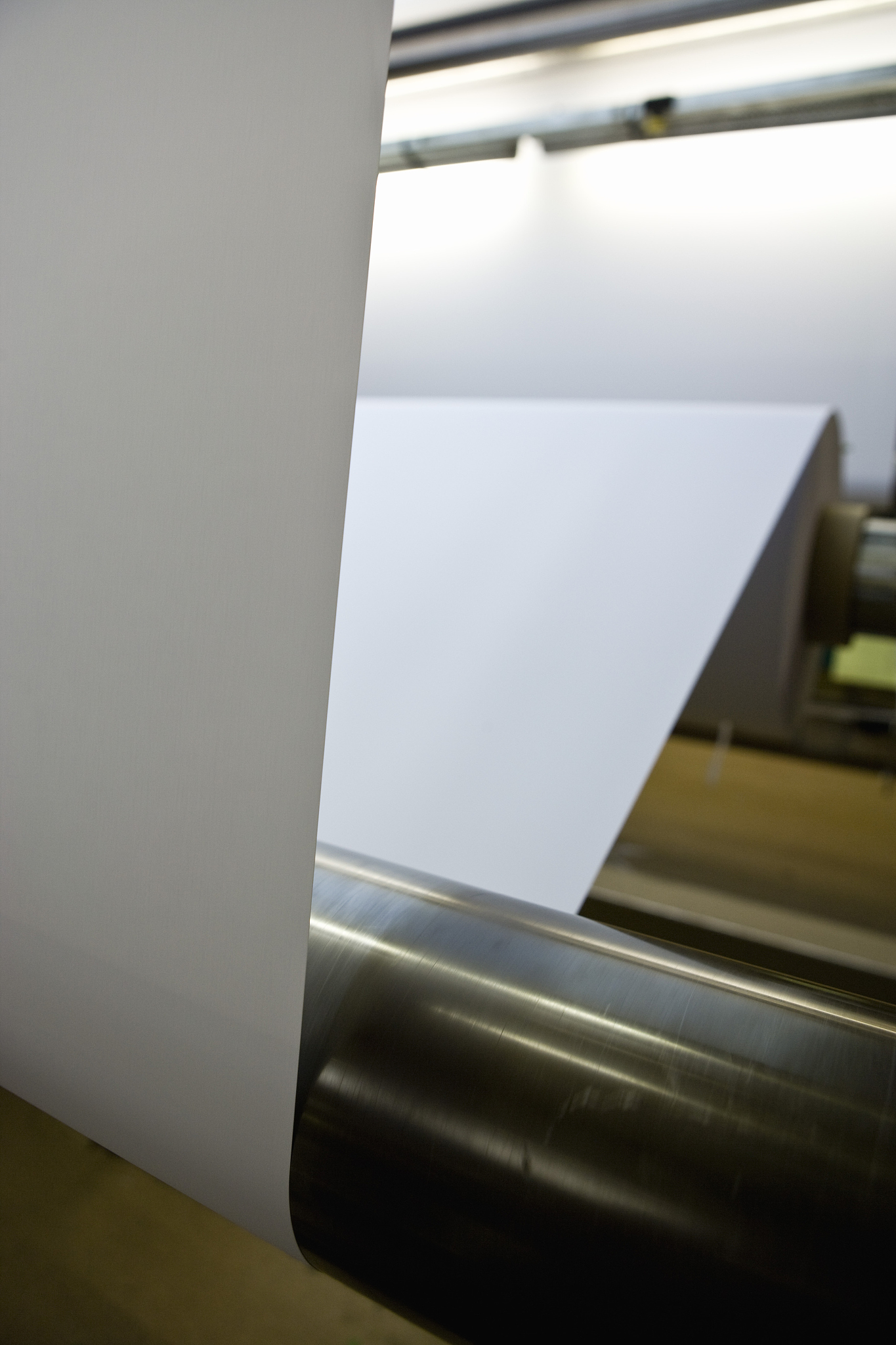 Xia et al created a non-uniform film by attaching a series of reinforcing patches onto a homogeneous film换个说法