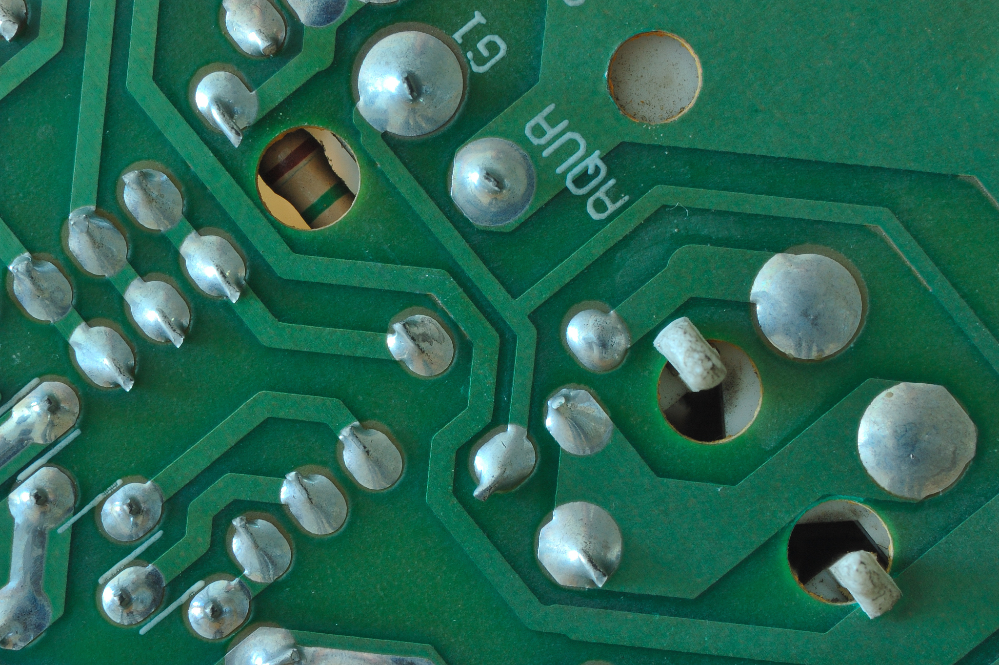 超强铁磁性材料超强铁磁性材料是一种具有极强磁性的材料通常由铁、镍、钴等金属元素组成。这些材料具有高磁导率、高磁饱和磁感应强度、低磁滞损耗等特点广泛应用于电子、通信、能源、医疗、冶金等领域。其中最具代表性的超强铁磁性材料是钕铁硼磁体。它是由钕、铁、硼等元素组成的一种合金材料具有极高的磁能积和矫顽力是目前应用最广泛的永磁材料之一。钕铁硼磁体广泛应用于电机、发电机、电动汽车、电子设备等领域。除了钕铁硼磁