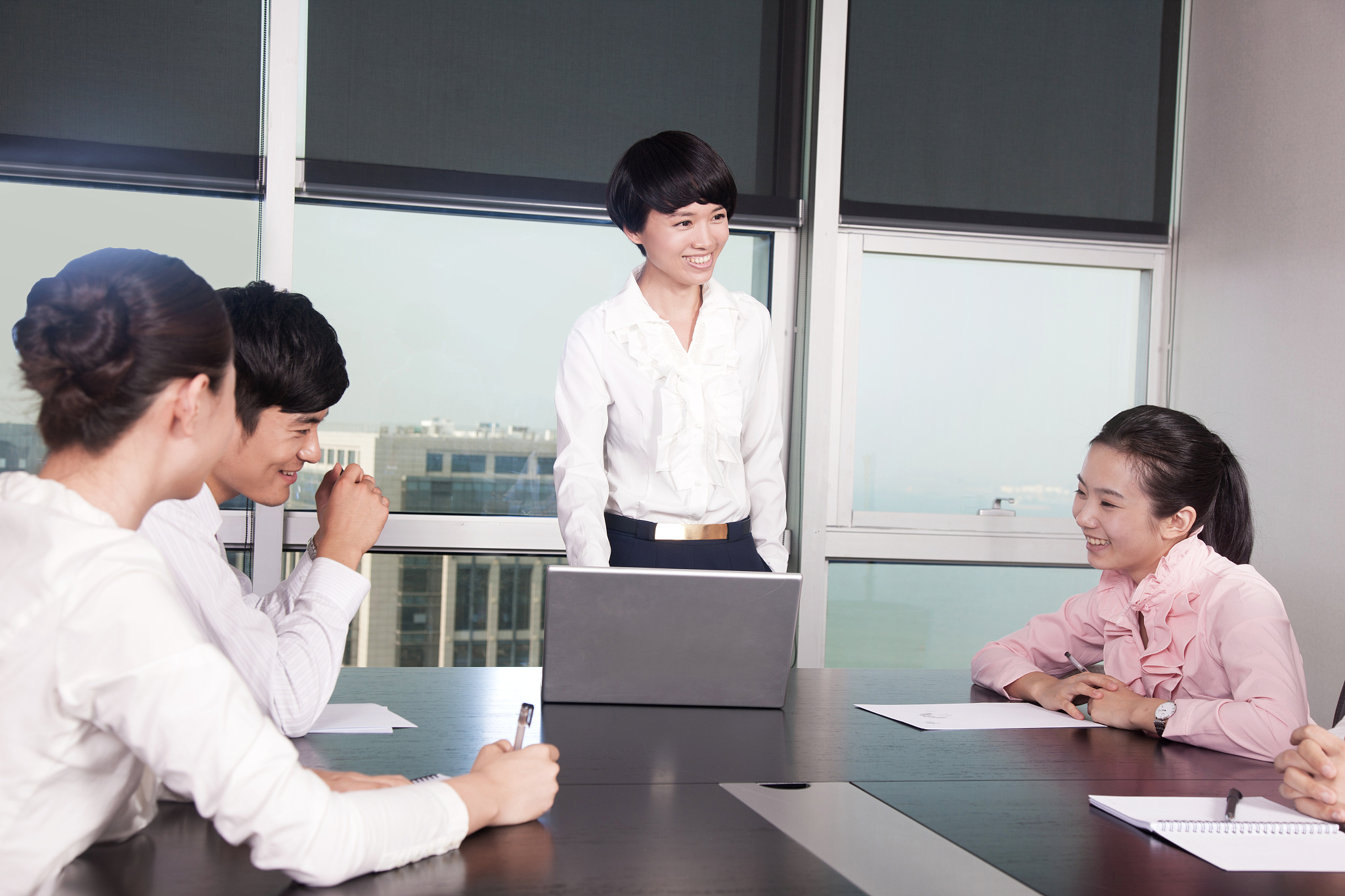 浅谈秘书的语言艺术5000字论述作为一名秘书语言艺术是必不可少的素质之一。秘书的主要工作是协助领导完成各项工作处理来自内外部的信息因此良好的语言表达能力是秘书工作的关键之一。本文将从以下几个方面谈谈秘书的语言艺术。一、语言表达的准确性秘书的语言表达必须准确无误。无论是口头表达还是书面表达都不能出现错误。在书面表达中秘书必须注意用词准确、语法正确、标点符号规范等方面。在口头表达中秘书应该注意措继续