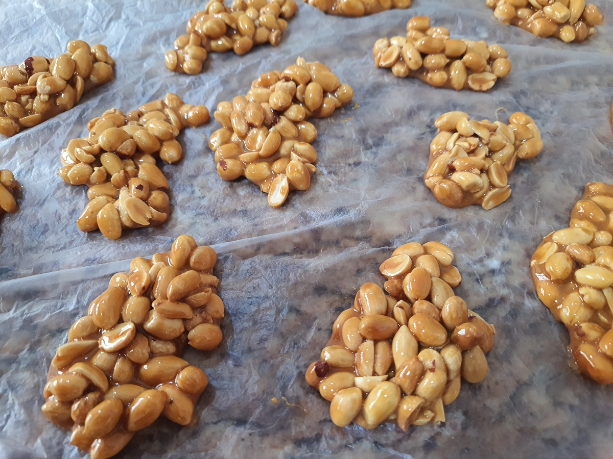 某食品制作厂出售三种不同品牌的糕点每个品牌含有不同比例的杏仁、核桃仁、腰果仁、胡桃仁。为了维护工厂的质量信誉每个品牌中所含有的果仁的最大、最小比例是必须满足的如下表所示：品牌	含量需求	售价 元kg普通	腰果仁不超过20	89	胡桃仁不低于40		核桃仁不超过25		杏仁没有限制	精装	腰果仁不超过35	110	杏仁不低于40		核桃仁、胡桃仁没有限制	豪华	腰果仁含量位于30~50之间	180