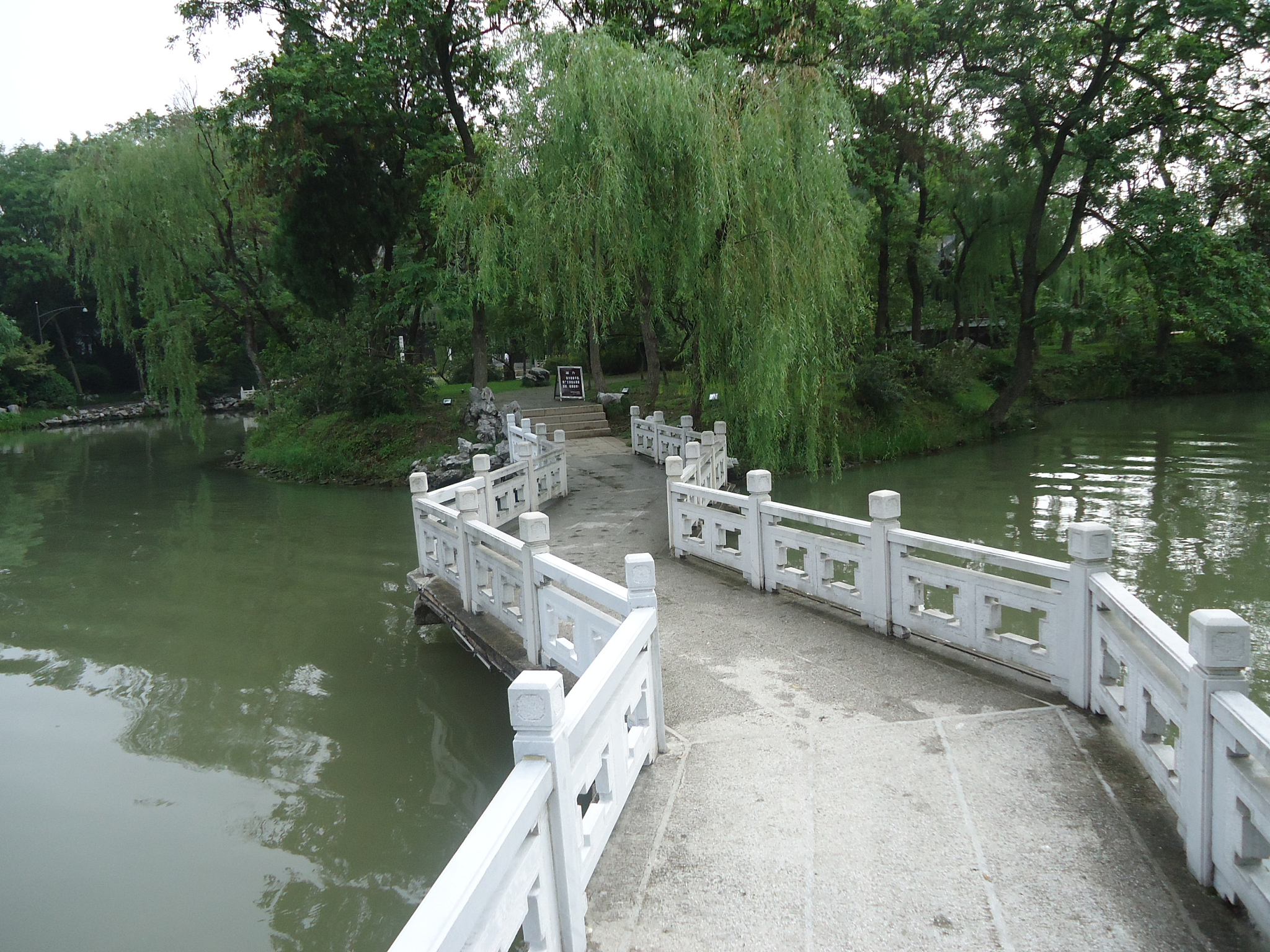 请修改一篇小学生作文：风景大家肯定都知道金字塔、长城、颐和园这些美景但大家中有多数人从未欣赏过一些风景。今天我就来讲一个小小的风景东山湖。东山湖的早晨和傍晚秀丽极了。红红的太阳挂在天边东山湖水如同里头有三昧真火在燃烧偶尔有一两只小鸟穿过火红的太阳。朱红的九曲桥上总是会有人欣赏着这幅硕大无比的画那些人似乎也是红色的还镶着金边呢!上午的东山湖与早晨不同上午是忙碌的。年轻人匆匆穿过公园走向大厦、高楼、广