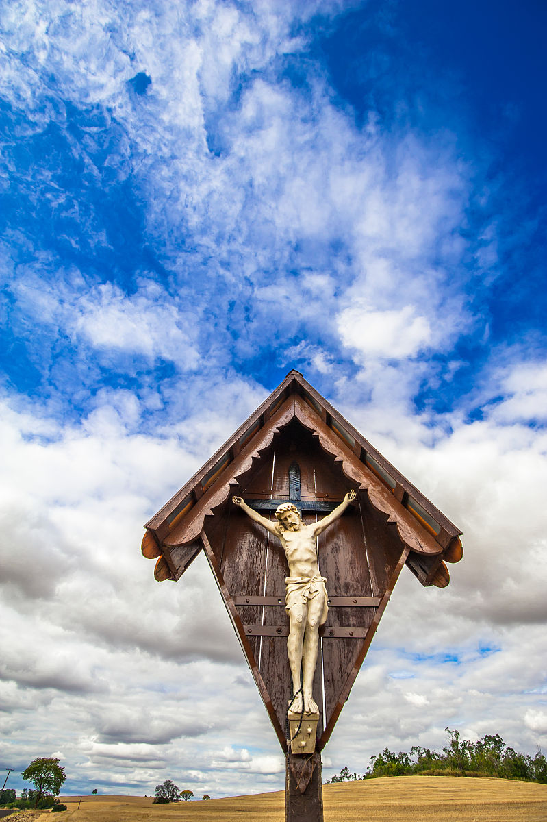 精神背景：信仰与科学的双重影响