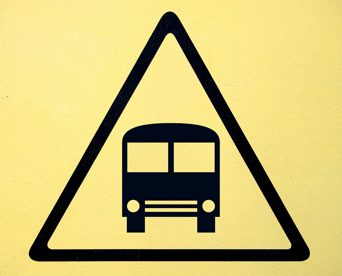 什么是单片机的最小系统？ 画出8051单片机最小系统图包括时钟产生电路、复位电路以及三总线