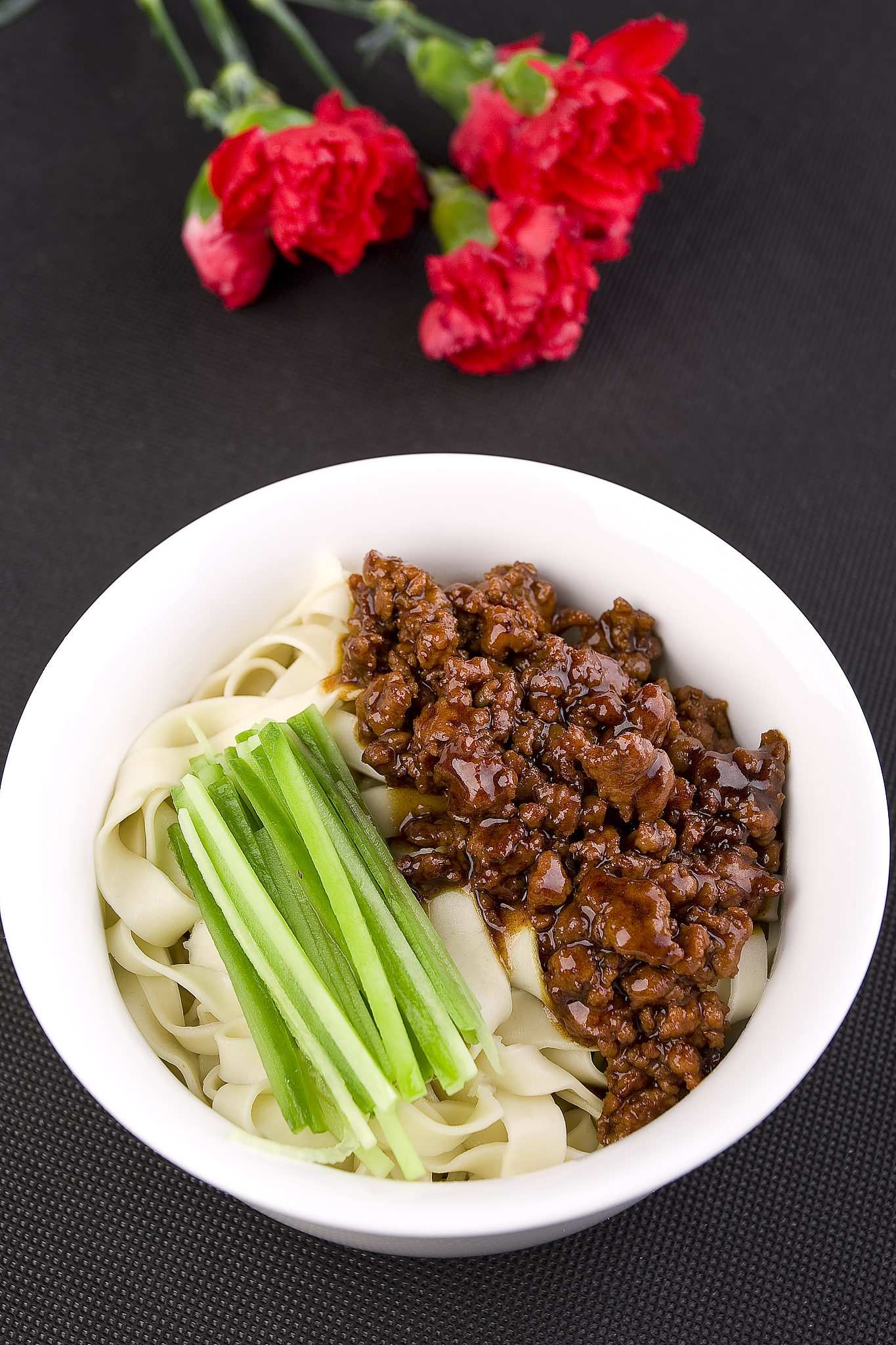 川味炸酱面做法：改良版，让你在家也能轻松做出地道美味！