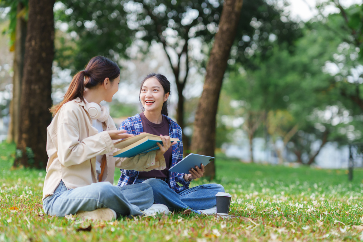 年轻的学生们在公园里讨论和学习