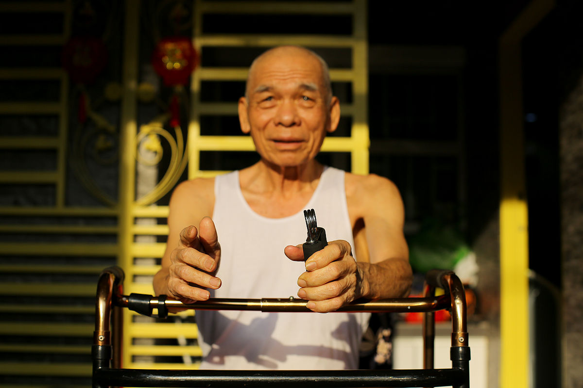 李二孬的泥偶：一个老人与两个儿子的故事