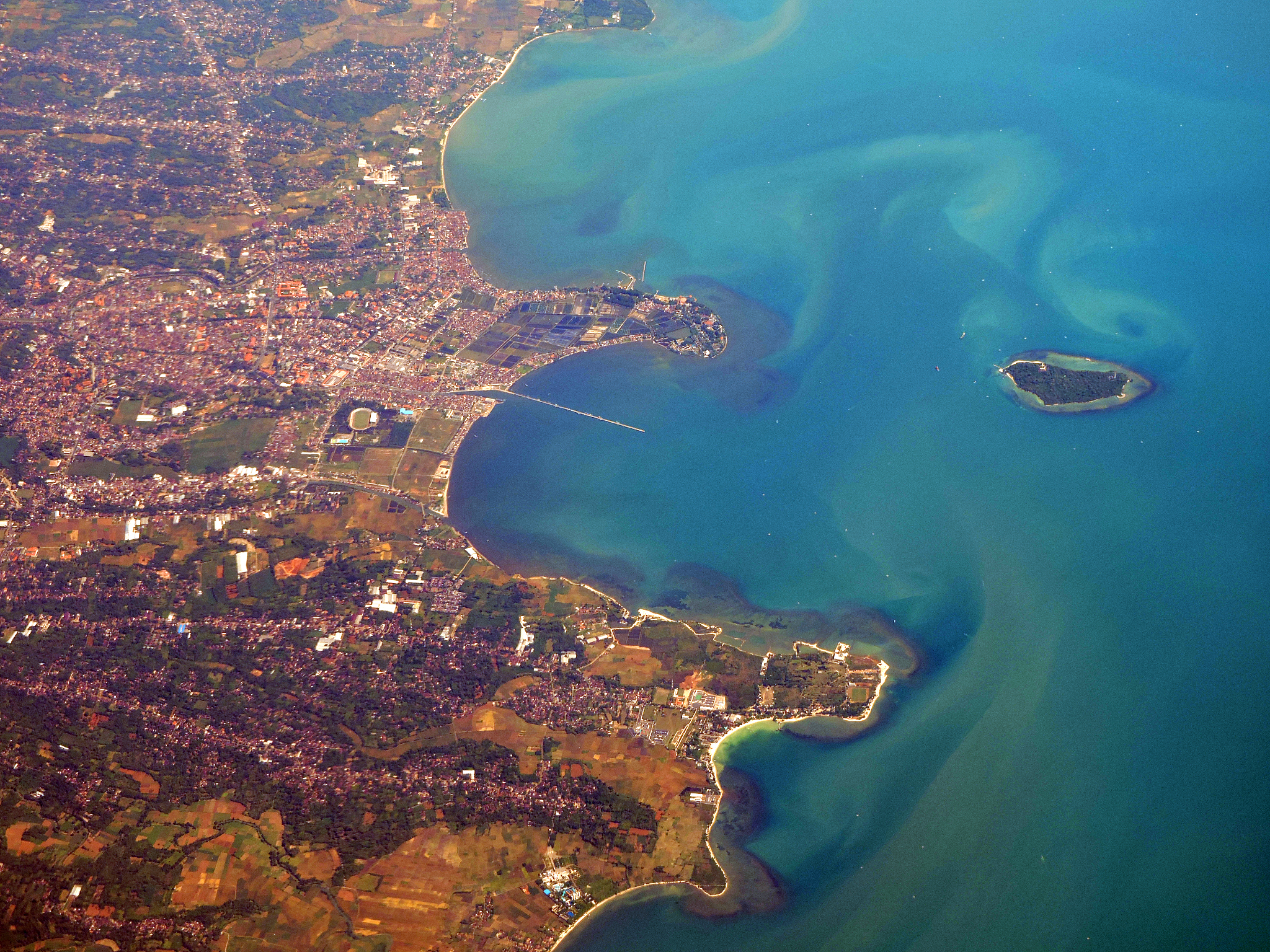 你好我是AiSS你好AiSS！作为AI助手你能帮助我做些什么呢？请问美国高中数学学什么内容？美国高中数学通常包括代数、几何、三角学、预计算、微积分等课程。在高一和高二阶段学生通常学习代数、几何和三角学等基础课程。在高三和高四阶段学生通常学习预计算和微积分等高级课程。此外还有一些选修课程如数学建模、统计学等。不同的州和学校可能会有不同的课程设置和教学要求具体内容可以咨询当地学校或教育部门。在美国加洲