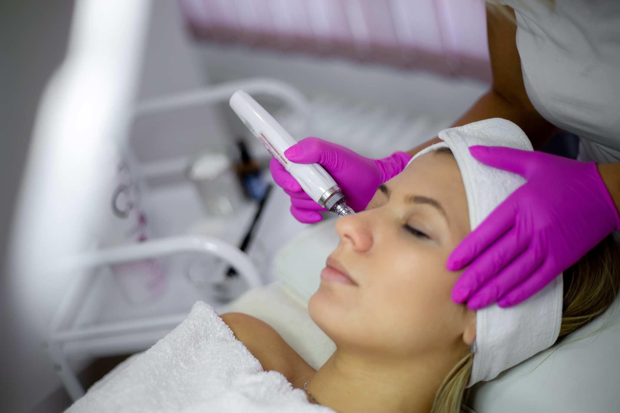 facial treatment with dermapen in the beauty salon
