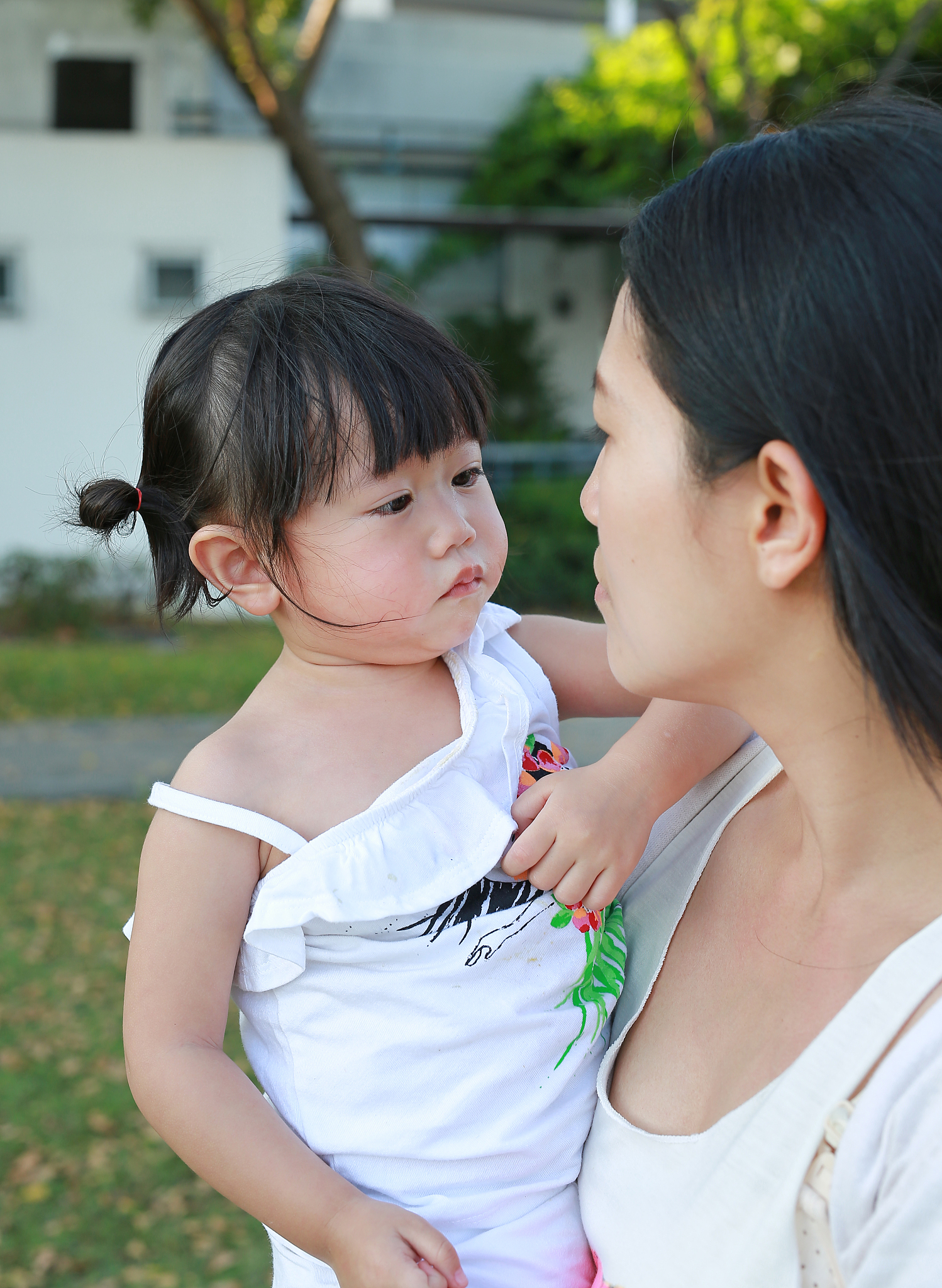 文学家请编写一部童话故事。请注意要用关键词爸爸庹飞妈妈宁云云大女儿庹艺萌小女儿庹艺馨奶奶杨正琴