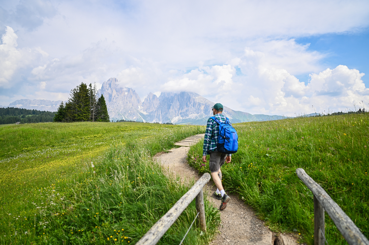 以与自然亲密接触——徒步旅行的魅力为题写一篇1200字文章