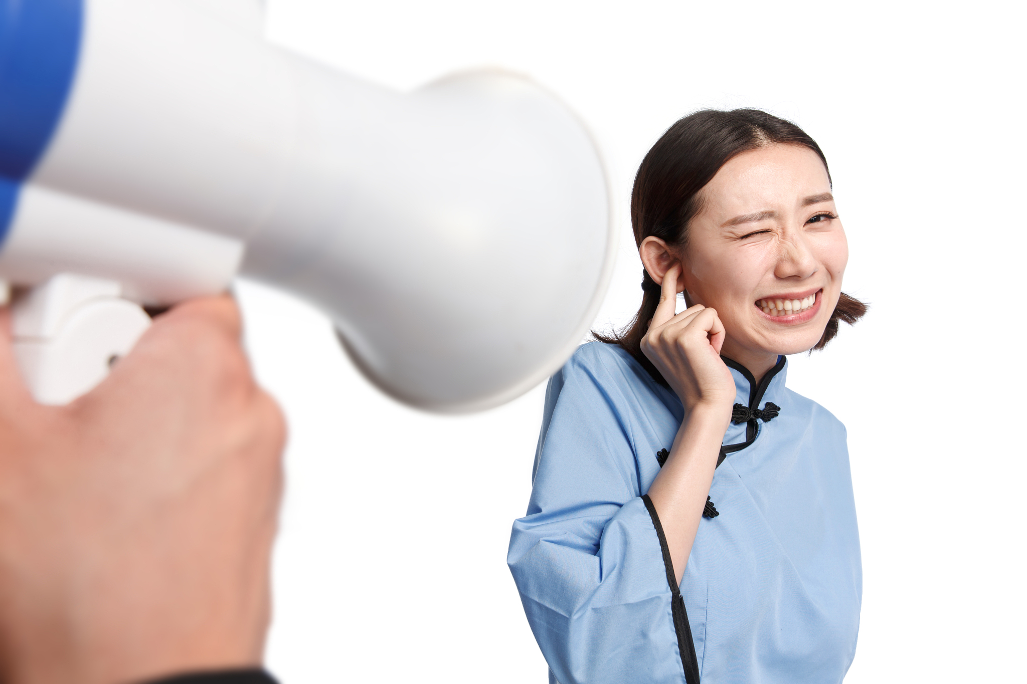 复古青年男人对着青年女人呼喊