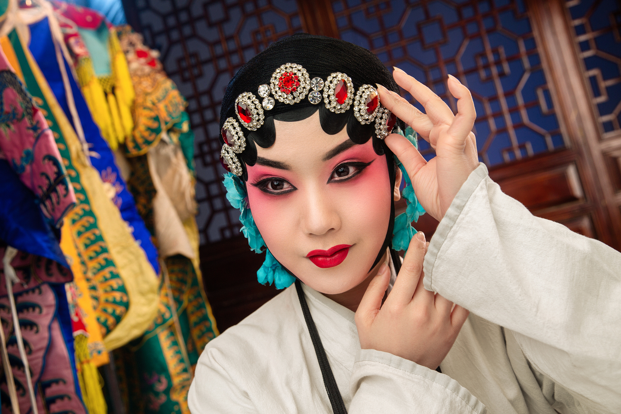 女京剧演员后台化妆