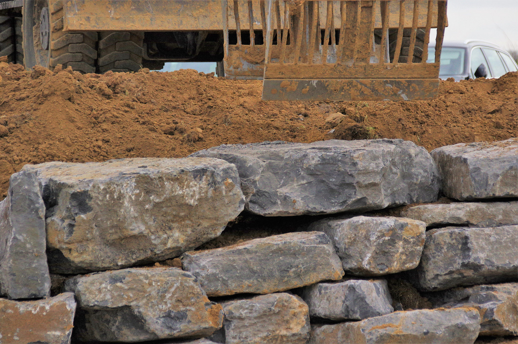 What is the difference between gravel and stone