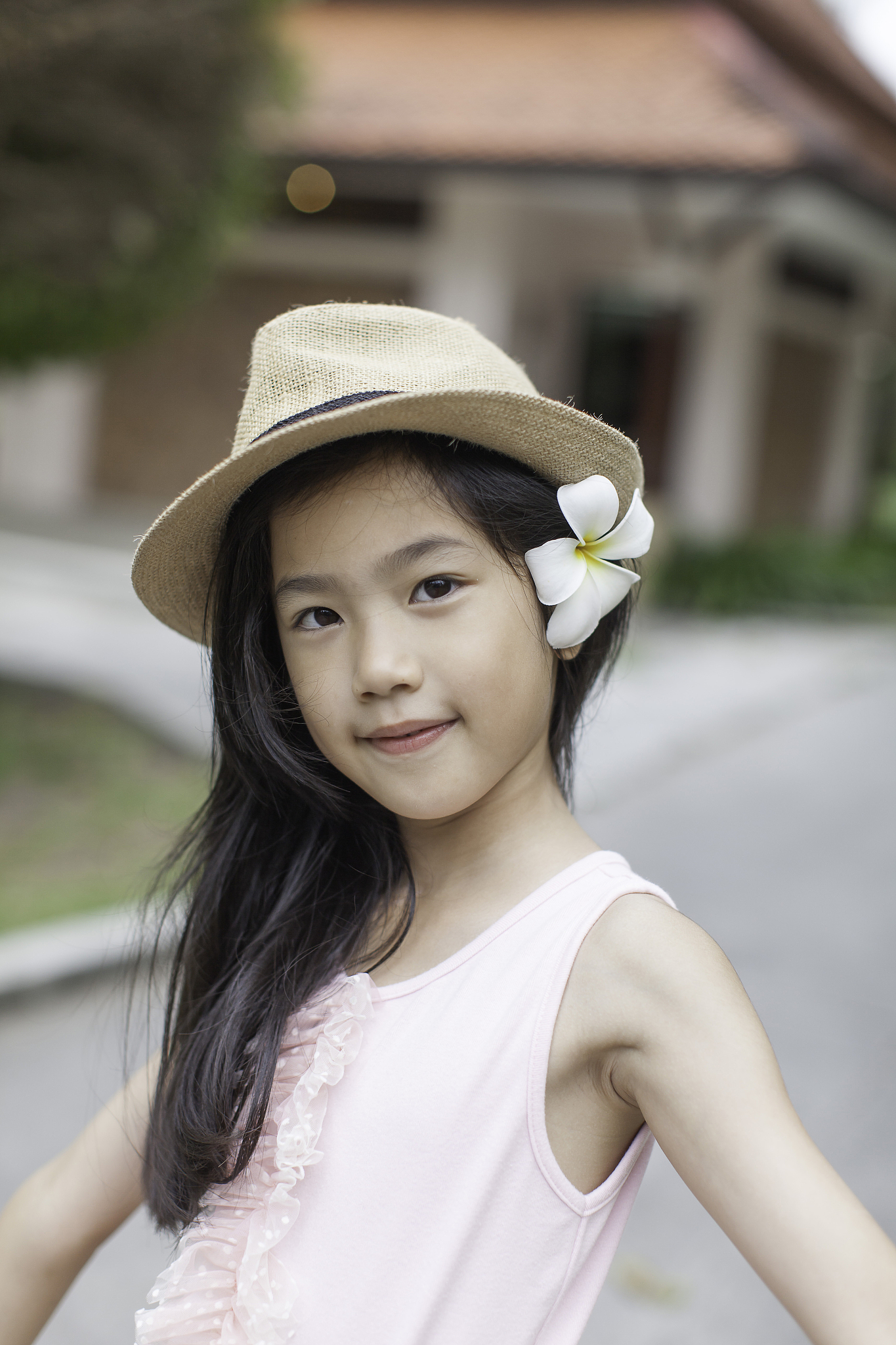 4岁妹妹小语的调皮可爱日常：欢乐无限，温暖满溢