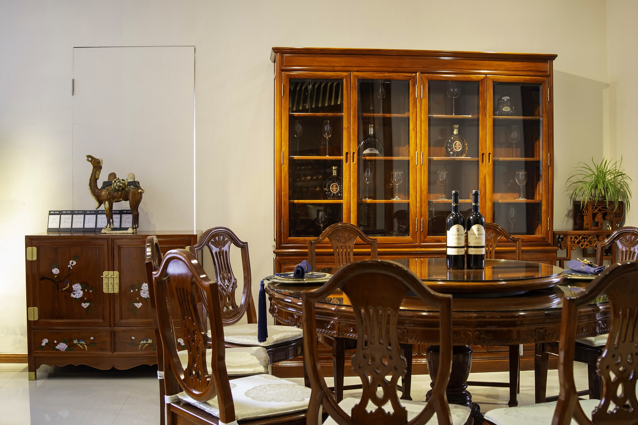 请详细阐述实木家具优缺点