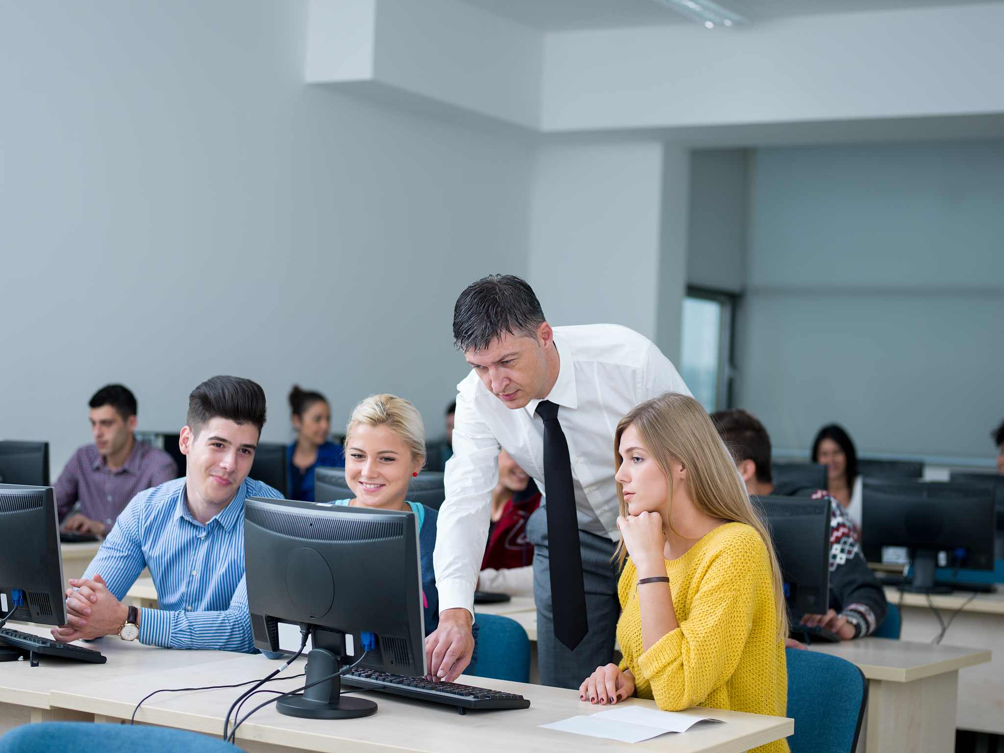 High School Students' Engagement and Self-Efficacy in Online English Learning: A Thematic Analysis