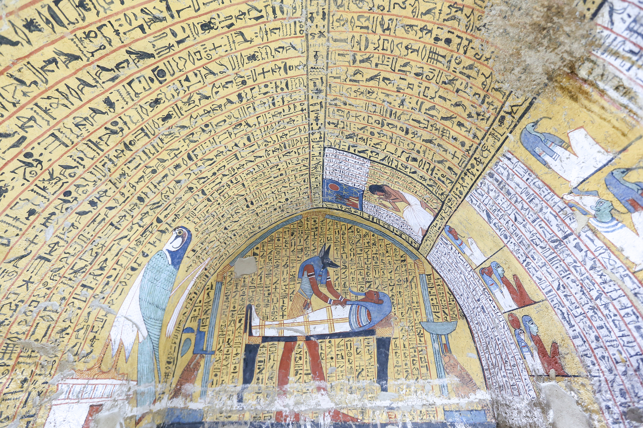 提炼关键词- Islamic traditional art has had a profound impact on the development of public art in Pakistan- Islamic art focuses on geometric shapes and decorations which are reflected in Pakistans architec