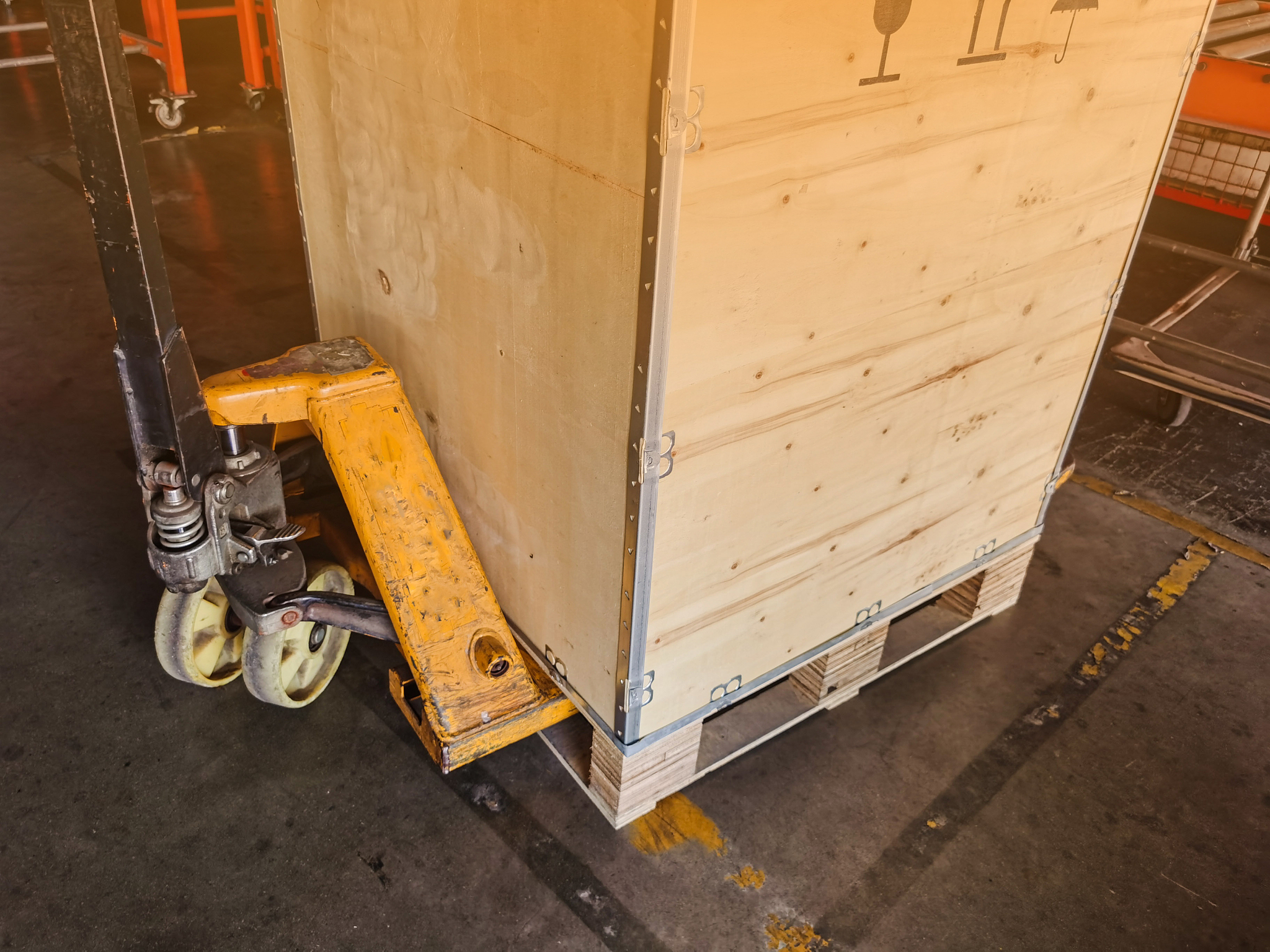 货物卸货完毕，发现部分钢制滑板和三角支架损坏